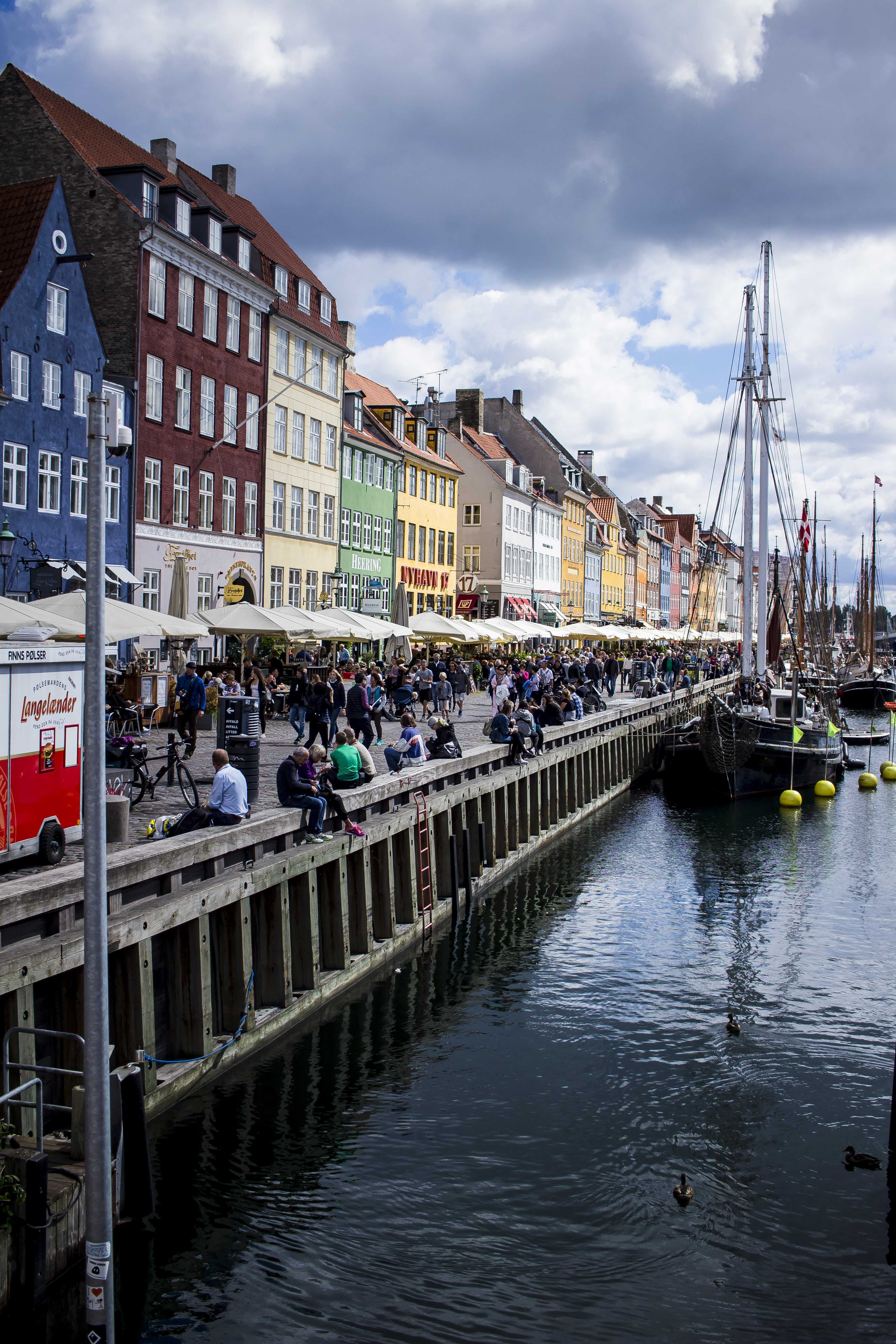 Nyhavn je nejznámější část města, kde se potkáte s nejvíce turisty. Parkují tu staré lodě, ale i turistické vyhlídkové kocábky.